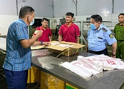 Bắt giữ, tiêu hủy hơn 100 tấn heo đông lạnh đã bốc mùi, nổi đốm trên da