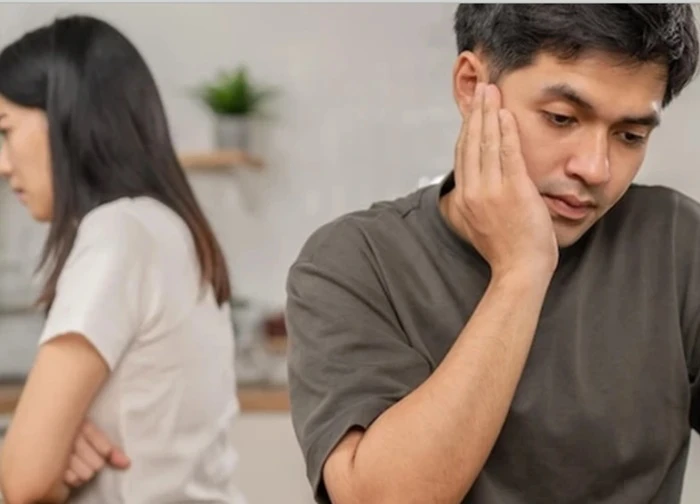 Cả nhà ăn cơm, tôi đang cười bỗng nhận cái tát trời giáng từ bố vợ