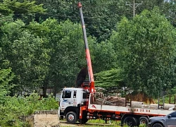 Cần cẩu vướng dây điện, 2 người bị điện giật ở TPHCM