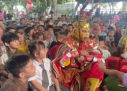 Chàng trai miền Tây đêm đêm 'bán nụ cười', trích thù lao làm điều cảm động