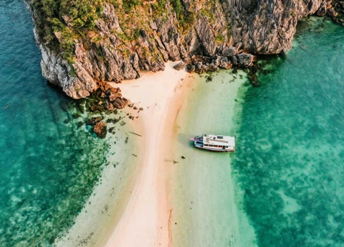Dân mạng nước ngoài gọi Cát Bà là "Viên ngọc mới của điện ảnh quốc tế"
