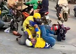 Hai tài xế xe ôm đánh nhau trước cổng trường ở TPHCM