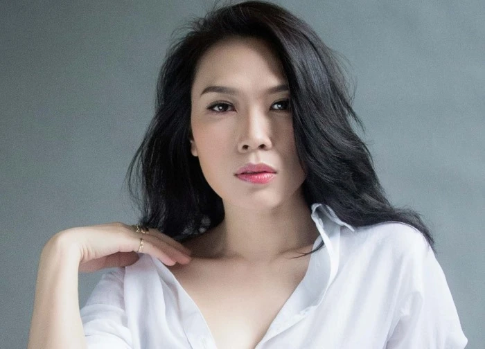 Hoa hậu Ý Nhi sexy trước biển, Mỹ Tâm khoe dáng buổi sáng sớm