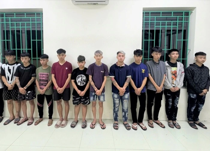 Khởi tố 12 thanh niên mang hung khí đi xe máy "thanh toán" nhau trên phố