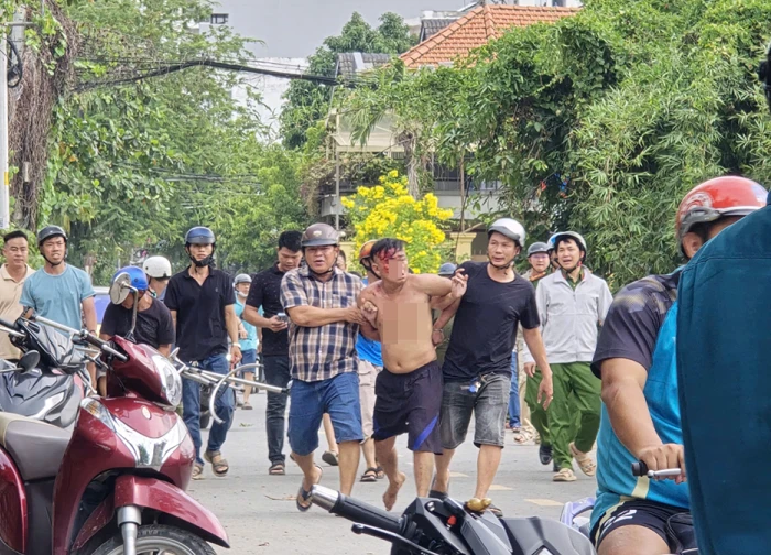 Khống chế người đàn ông cầm dao, biểu hiện bất thường trên đường phố TPHCM