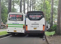 Lạ lùng 2 xe khách tự nhiên 'bít' kín đường giữa trung tâm TPHCM