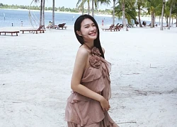 Mê mẩn bóng lưng yêu kiều của mỹ nữ trên bãi biển, hoá ra là nàng WAG "bạch nguyệt quang" làng bóng đá