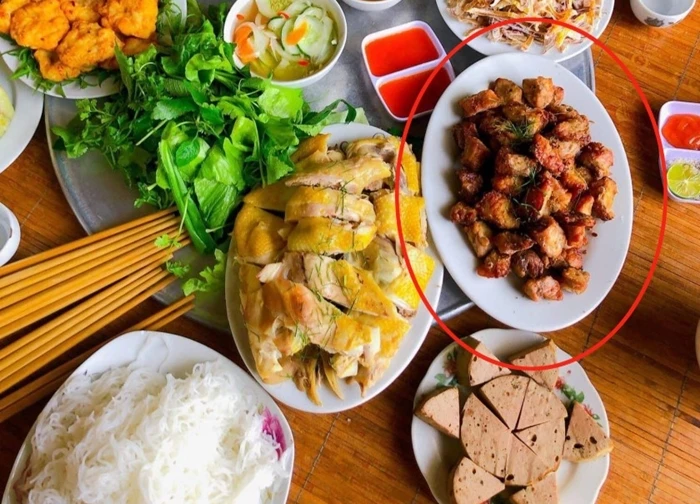 Nàng dâu Hải Phòng ấn tượng với mâm cỗ quê chồng, có món nướng than thơm nức mũi