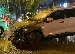 Ô tô 7 chỗ bất ngờ bốc cháy trong cơn mưa lớn ở TP.HCM