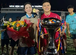 Quang Hải tặng huy chương, ôm thắm thiết Chu Thanh Huyền giữa chỗ đông người, mặc ồn ào vẫn yêu vợ như ngày đầu tiên