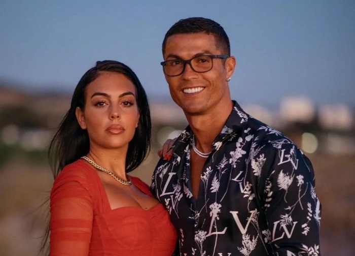 Ronaldo cầu hôn Georgina bằng chiếc nhẫn siêu to khổng lồ, giá khủng cỡ nào mà cõi mạng "phải đeo kính râm mới dám ngắm"?