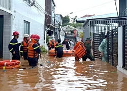 Sơ tán trẻ em, người già ra khỏi vùng bị nước lũ cô lập ở Đà Lạt