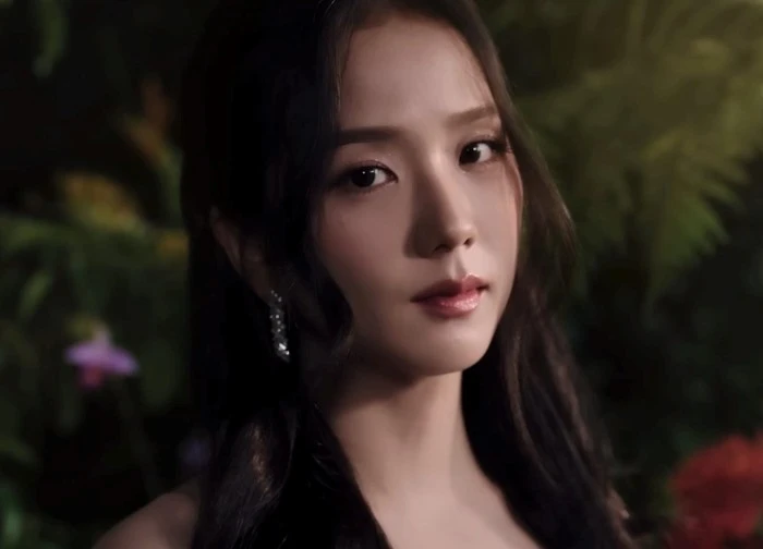 Thành viên đẹp nhất BLACKPINK rất xinh nhưng sao "sến" như quảng cáo năm 2000 thế này?