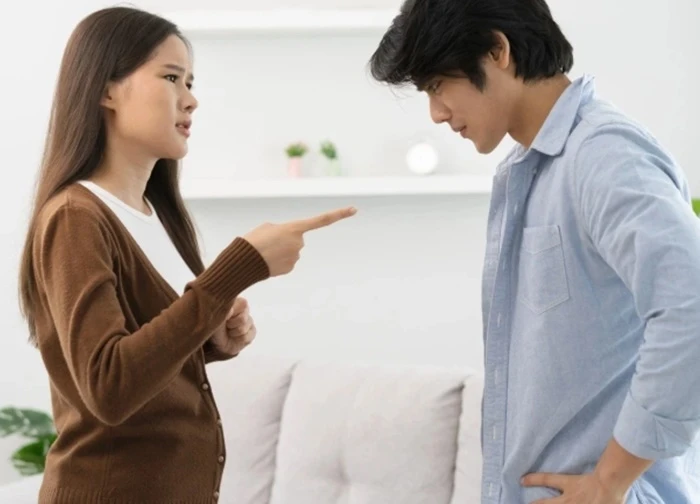 Vợ bất hòa với cả nhà chồng, tôi phải lao vào bịt mồm xin cô ấy ngừng nói
