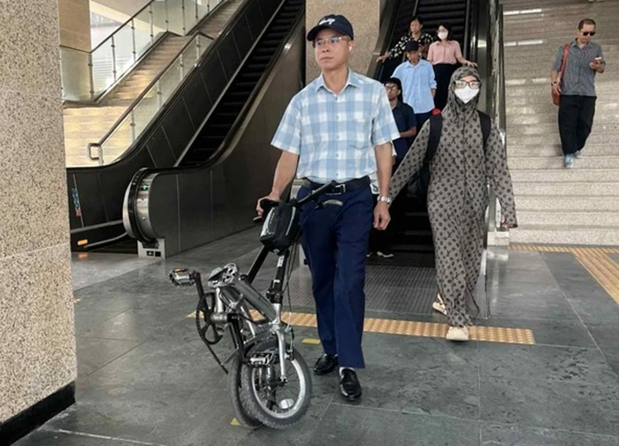Vụ cấm mang xe đạp điện lên tàu metro: Do nhân viên Hanoi Metro tự thông báo?