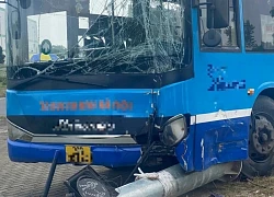 Xe buýt húc đổ cột đèn sau cú va chạm với ô tô con