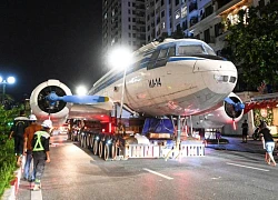 Chuyên cơ từng chở Bác Hồ xuất hiện trên phố Hà Nội, người dân háo hức đi xem