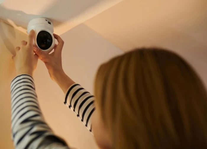 Có cô gái nào 19 tuổi vẫn bị bố mẹ lắp camera trong phòng để giám sát như tôi?