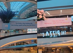 Dòng chữ lạ dán trên kính an toàn ở Vạn Hạnh Mall, ai lướt qua cũng đồng loạt đưa điện thoại lên