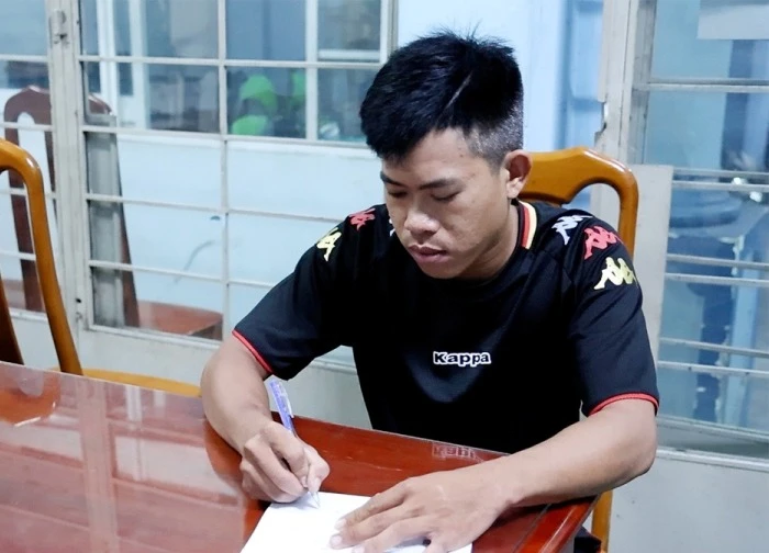Ép con nợ chụp ảnh khỏa thân, quan hệ tình dục mới cho vay tiền