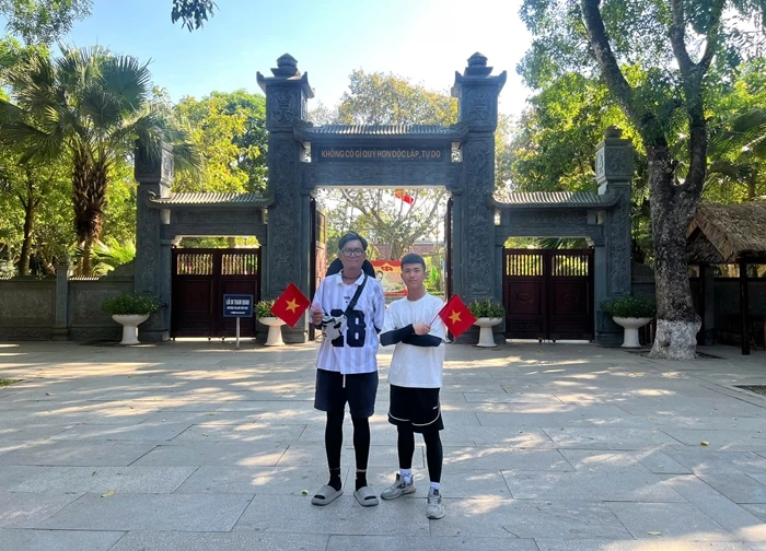 Hai chàng trai đi bộ hơn 2 tháng để đến Hà Nội dịp 2/9: Bữa sáng không thể nào quên ở Nghệ An