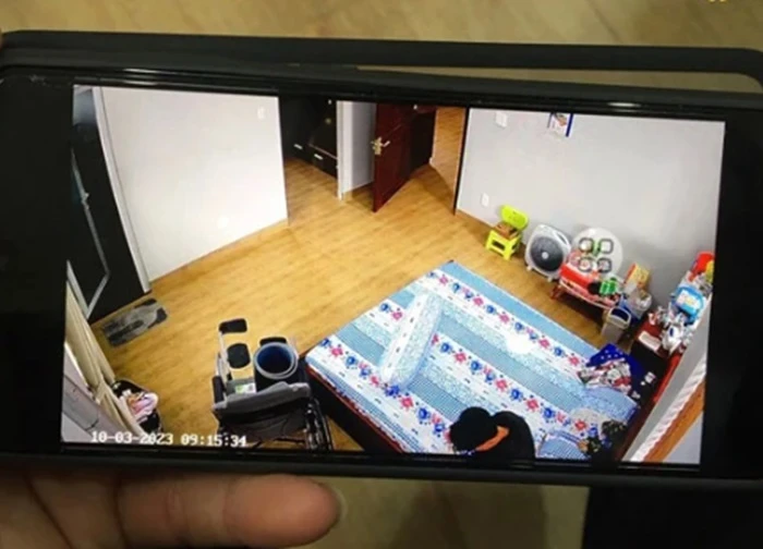 Lướt camera ở nhà, tôi nhìn thấy mình tưởng bình thường nhưng lại không thể rời mắt, xem lại 10 lần