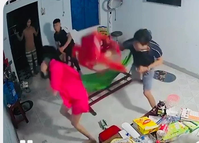 Người anh cầm ghế đánh em gái: "Tôi buồn vì đã làm ảnh hưởng đến mẹ"