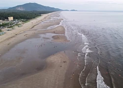Người dân thích thú tắm biển ngắm bình minh ở Hà Tĩnh