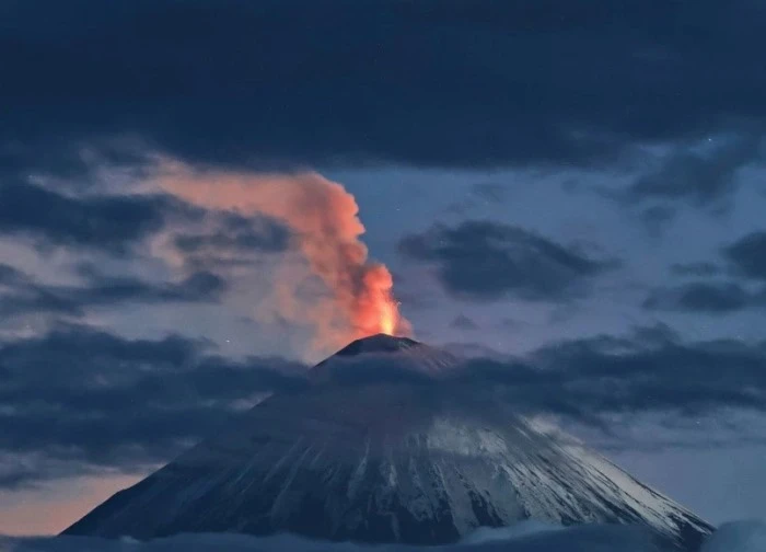 Núi lửa trên Bán đảo Kamchatka (Nga) phun cột tro cao 12km
