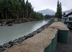 Rào chắn bao cát ở Alaska chặn lũ kỷ lục, cứu hàng trăm ngôi nhà