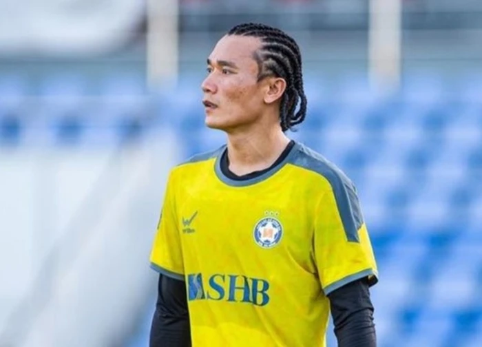 Thủ môn Bùi Tiến Dũng đổi kiểu tóc dị biệt nhất V.League