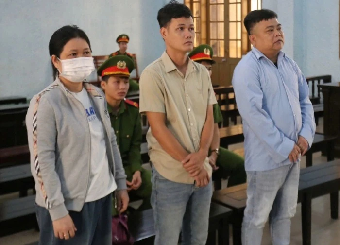 Vợ chồng lĩnh án tù vì nhận tiền để "bảo kê" xe quá khổ