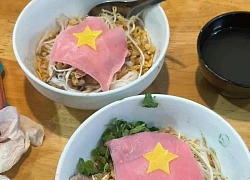 Bát phở gà 'yêu nước' hút khách ở Hà Nội