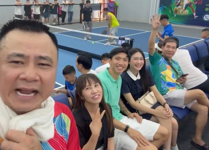 Doãn Hải My khoe visual sáng bừng khi đi xem pickleball cùng Văn Hậu, xuất hiện 3 giây đã khiến cõi mạng rần rần