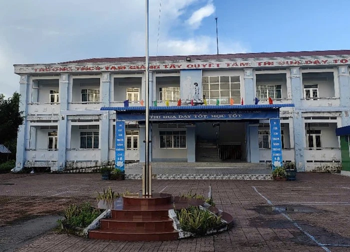 Hiệu trưởng bị tuyên 7 năm tù tội tham ô hơn 10 triệu đồng được cho bảo lãnh