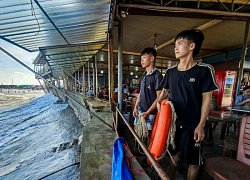 Khoảnh khắc 2 người hùng cứu 5 du khách gặp nạn khi tắm biển ở Ninh Bình