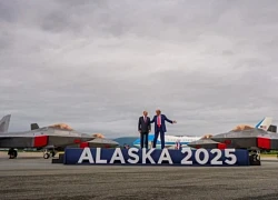 Khoảnh khắc 2 Tổng thống Nga - Mỹ ngắm tiêm kích bay qua ở Alaska