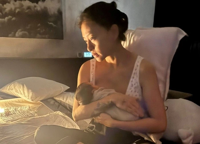 Ngô Thanh Vân công khai hình ảnh "cú cắn đầu đời" của bé Gạo, quyết tâm cho con gái bú sữa mẹ hoàn toàn