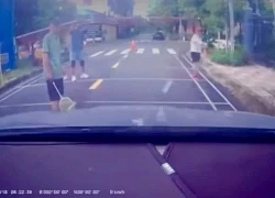 Nhóm người giăng lưới đánh cầu lông giữa đường, cầm dao dọa tài xế ở TPHCM