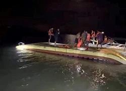 Quảng Ninh: Giông lốc bất ngờ làm lật bè chở 17 người trên biển, 2 người tử vong