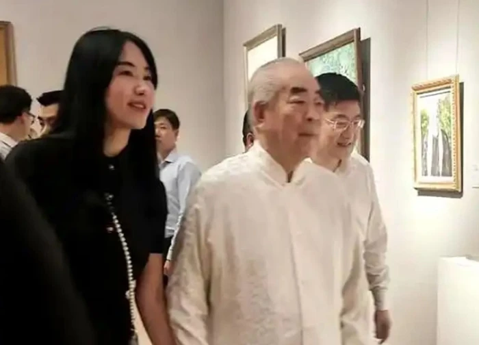 Thân thế và điều bí ẩn về người vợ kém 50 tuổi của danh hoạ nổi tiếng bị đồn ngoại tình, chiếm đoạt 7.000 tỷ