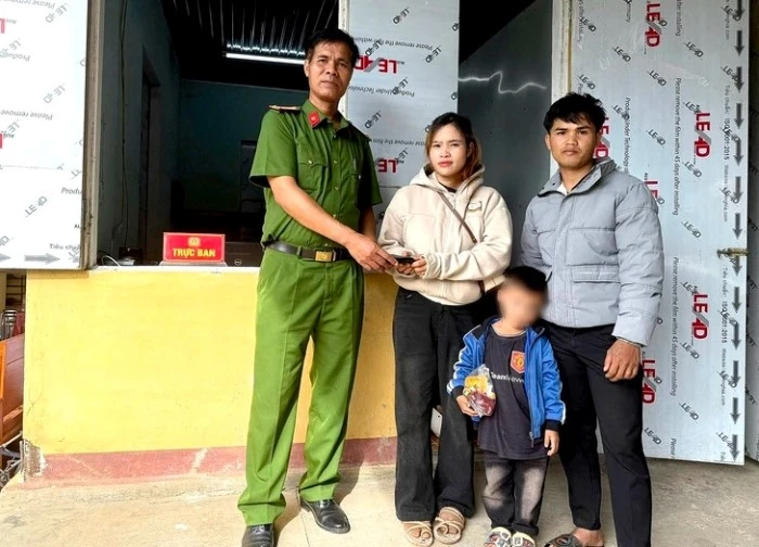Thiếu ăn phải xin lúa của nhà ngoại, vợ chồng nghèo vẫn nhất quyết trả ví tiền nhặt được