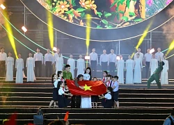 Tùng Dương, Hòa Minzy gây xúc động trong chương trình 'Tự hào là người Việt Nam'