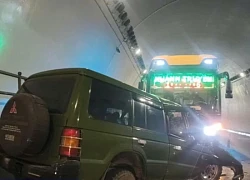Xe khách va chạm ô tô 7 chỗ trong hầm Đèo Ngang, 2 người tử vong