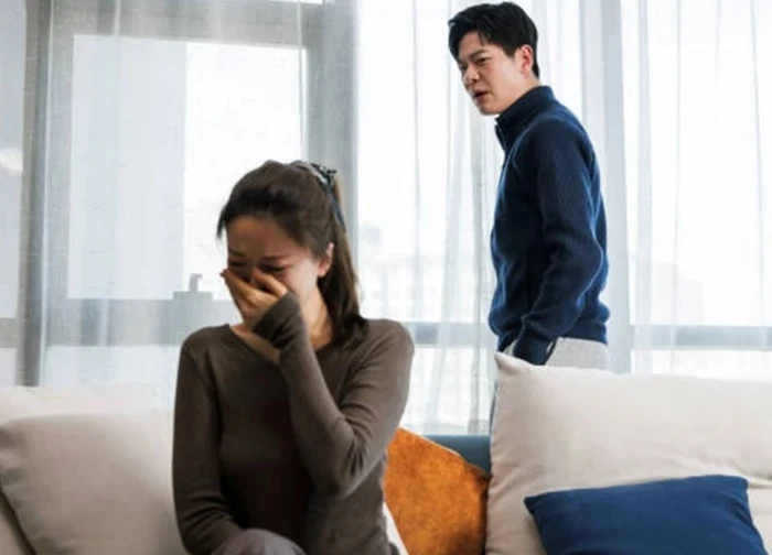 Anh rể đưa tôi chiếc hộp khóa kín, dặn "đừng bao giờ mở", cho đến ngày chị gái biến mất