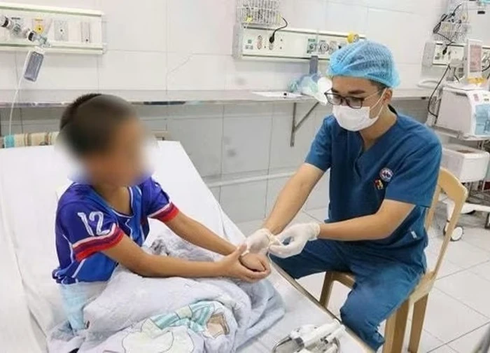 Bé trai 9 tuổi ngừng tim vì uống nhầm Methadon