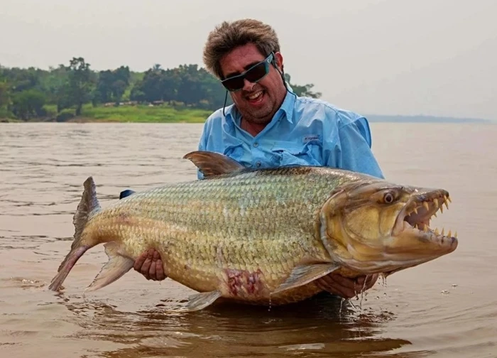 Cần thủ câu được con cá đáng sợ nặng 34kg trên sông