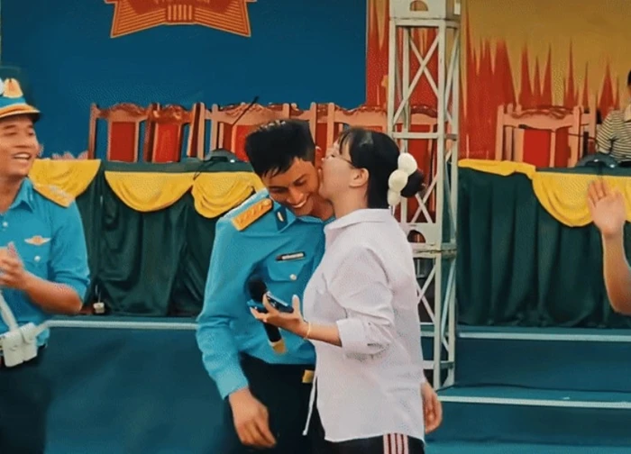 Câu chuyện phía sau clip cô gái kéo áo, hôn má chiến sĩ diễu binh A80