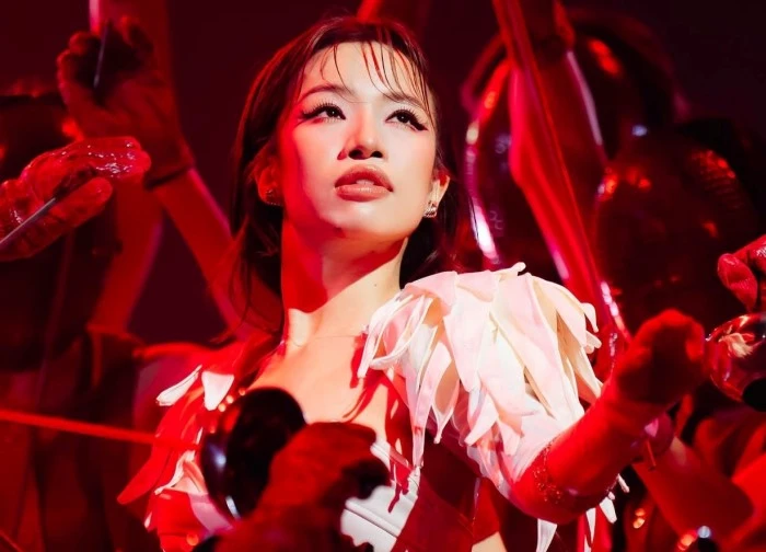 Chuyện không lên sóng: Vừa diễn xong màn solo, một Em Xinh ôm chầm lấy Trấn Thành bật khóc nức nở