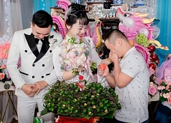 Cô dâu òa khóc khi anh trai bị bệnh Down tặng vàng cưới, dặn 'đừng rửa bát nhiều'